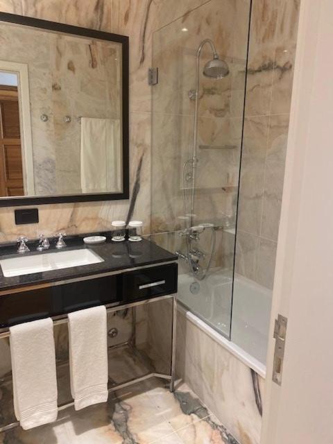 Solar Do Requeijo By Luna Hotels & Resorts Аркос де Валдевез Екстериор снимка A shower enclosure with a sliding door